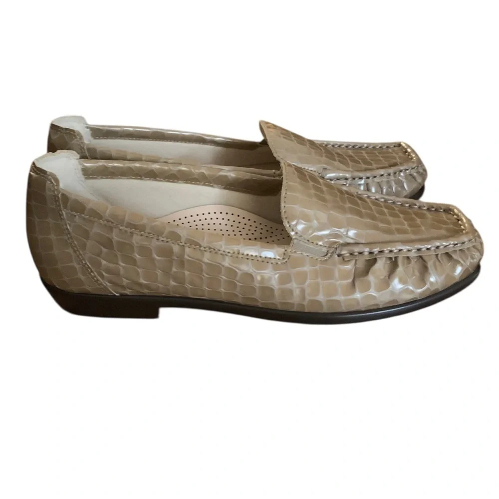SAS Womens Faux Alligator Neutral Tan Slip On Loafers Sz 7